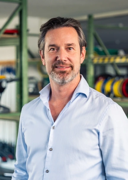 Mann in Werkstatt mit Ausrüstung.